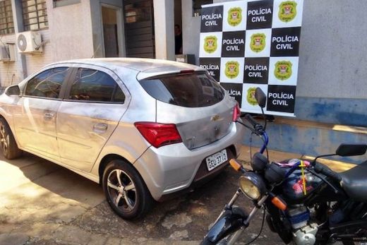 Veículos utilizados no crime. A moto e o carro estão recolhidos no pátio da Delegacia de Polícia