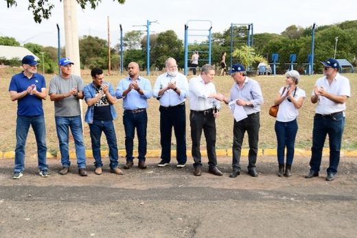 Solenidade. O empresário João Carlos Marchesan entrega Nota Fiscal ao prefeito Cido Ferrari, referente a doação de três implementos ao município, sendo que mais seis foram recuperados