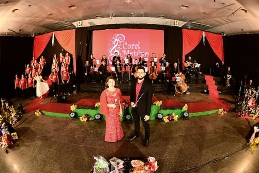 Na Sorema. Os protagonistas Igor e Marisa Picchi Toledo com cantores e músicos do Coral Menino Jesus, convidados e membros das Orquestras Sinfônica de Ribeirão Preto e Filarmônica da USP-Ribeirão Pret