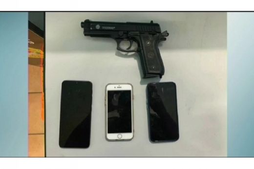 Roubo. Dupla roubou três celulares usando um simulacro de pistola