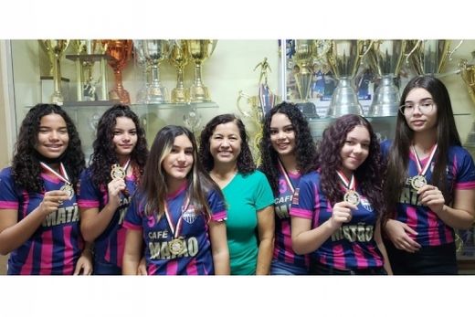 A equipe de Xadrez Feminino da Escola 'Chlorita', com a professora Márcia Dutra. Maria Eduarda, Camila, Mariana, Allana, Karen e Isabella