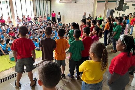 Presentes. Alunos da EMEF 'Profª Helena Borsetti' entoaram a canção 'Obrigado ao homem do campo' e entregaram um quadro feito com sementes de girassol, grãos de feijão, trigo e arr