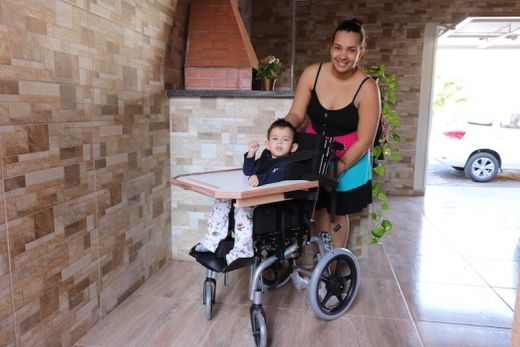 Específicas. Cadeiras de rodas adaptadas são fabricadas de acordo com a recomendação médica e com as necessidades das pessoas com deficiências ou com algum comprometimento da mobilidade
