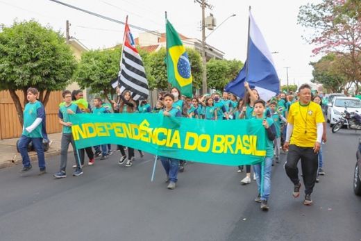 Desfile cívico. Estudantes da Emef 'Antônio Carlos Manzini' percorreram as ruas entoando hinos de reverência à Pátria