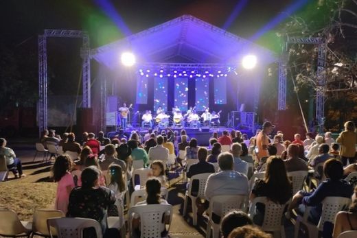 A Orquestra de Violeiros de Capivari no palco. Apresentação reuniu pessoas de diferentes gerações na Praça 'José Zangari'