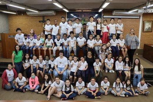 Na Câmara. Alunos do 2º ano do Ensino Fundamental da Escola Municipal 'Adelino Bordignon' foram recebidos pela presidente Ana Mondini