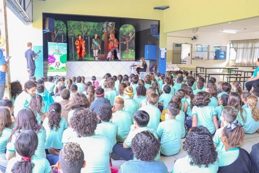 Na EMEF Prefeito Celso de Barros Perche (CAJU). Estudantes assistiram à peça teatral