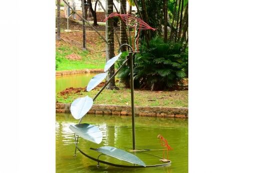 A escultura-cascata. Obra está instalada na lagoa existente entre o lago principal e o Ginásio 'Décimo Chiozzini'