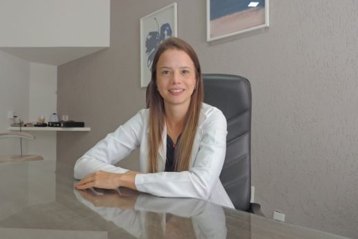 Lívia Trindade. "Se a pessoa está há mais de três dias com muita tosse, dor de cabeça e secreção no nariz, a recomendação é procurar um especialista"