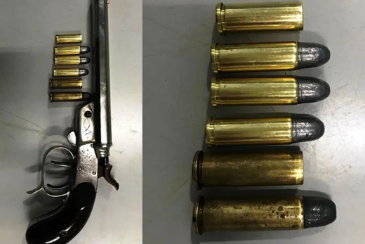 Armas e munições. Objetos foram apreendidos