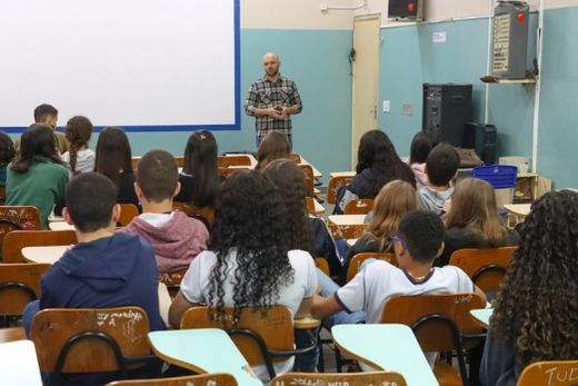 O psicólogo Alexandre Gonçalves, em sala de aula. "Quando temos problemas em casa, na escola ou nos relacionamentos é preciso falar sobre isso com franqueza"