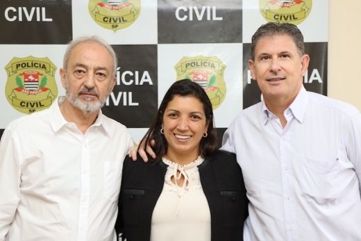 Apoio à Polícia Civil. A vereadora Ana Mondini entre os delegados Alfredo Gagliano Júnior e Marlos Marcuzzo