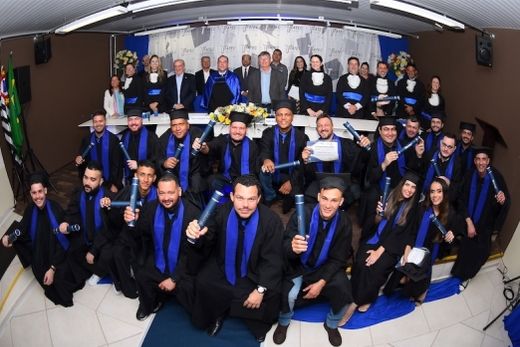 Os formados com a Mesa Diretora e parceiros convidados. No total, 20 alunos completaram o ciclo de ensino do curso de Análise de Processos Agroindustriais