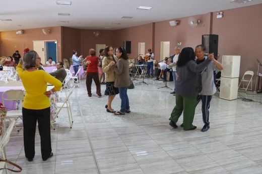 Almoço dançante. Evento ocorreu no Salão Paroquial da Igreja Santa Cruz