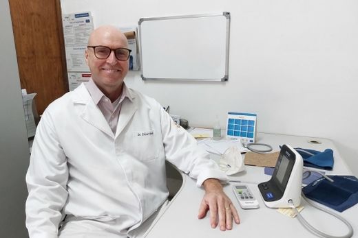 O médico César Minelli. "Quando o paciente internar no Hospital por AVC, se as condições clínicas permitirem, ele não irá mais para um leito comum de enfermaria, e sim para uma Unidade de AVC&