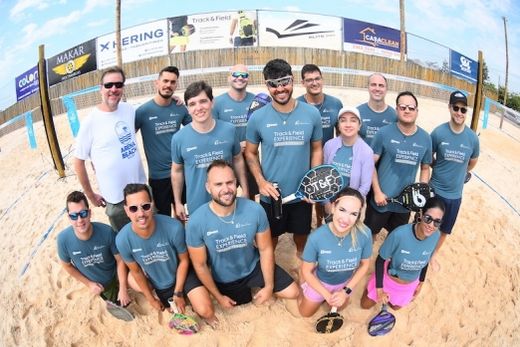 'Pés na areia'. Parte dos alunos integrantes das cinco turmas do Track & Field Experience de Beach Tennis