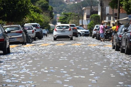 Sujeira de papel nas ruas. Mais em alguns locis do que em outros, quantidade de 'santinhos' aumentou em relação às Eleições de 2018