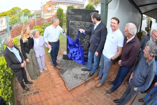 Descerrando a placa. Ato realizado por João Carlos Marchesan e Celso Ruiz, tendo a companhia de Carlão Chiozzini, Denise Minelli, Magdalena Marchesan, Alex Antoniosi, Milton Zitelli e Cido Ferrari