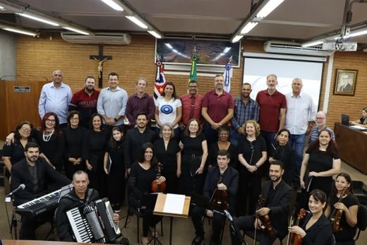 No plenário da Câmara. Integrantes da Orquestra Jovem e do Coral Municipal reunidos com os vereadores, na segunda-feira (10)
