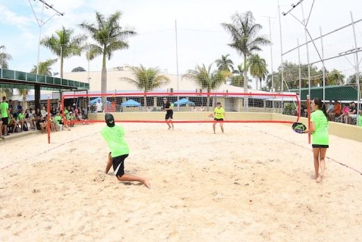 Disputa na areia. Torneio interno integrou 90 jogadores, sendo a maioria participante em duas categorias
