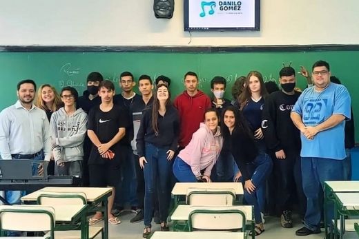 O maestro Danilo Gomez (à esquerda) com alunos da 'Henrique Morato'. Com a dinâmica foi possível levar um pouco de vivências diferenciadas ao cotidiano escolar
