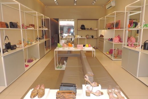 O interior da Arezzo Matão. Franquia forte, conhecida e que as mulheres se identificam, sem precisarem buscar qualidade e elegância em outras cidades