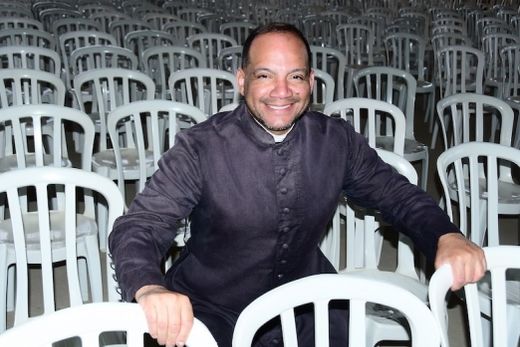 O padre Fábio Timóteo. "Nos ajudem nas iniciativas paroquiais! Deus abençoe!"