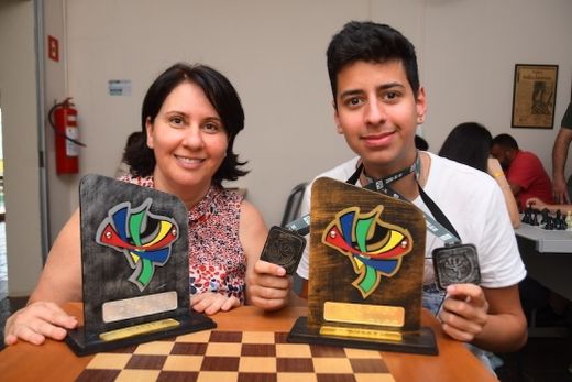 Liliana e Alberto. Aluno do IFSP-Matão ficou em primeiro lugar na categoria Individual e levou o campus local ao segundo lugar geral dos JIF no Xadrez