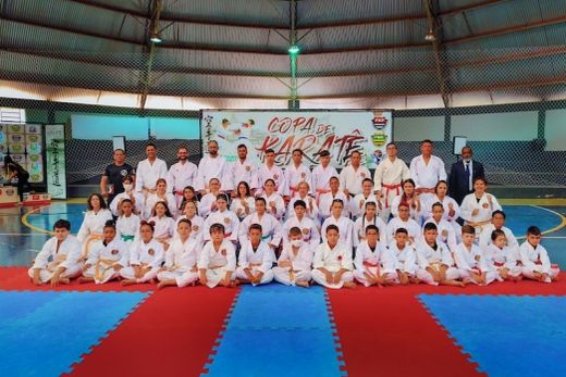 A equipe Bushido-Kai Matão. Atletas conquistaram 21 medalhas de ouro, 17 de prata e sete de bronze, na Copa Gavião Peixoto de Karatê
