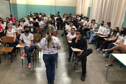 Em sala de aula. Médicos e enfermeiras conversaram com estudantes sobre mecanismos de prevenção da saúde feminina