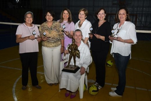 Na quadra 'Armando Theodorico Gomes'. Ana Maria, Maria Tereza, Maria Rita, Lúcia Helena, Elza Maria, Ester Maria e Maria Silvia, com o troféu do bicampeonato