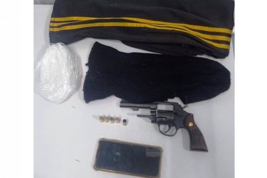 Tentativa de roubo. Um dos assaltantes foi preso e a arma apreendida
