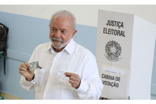 Lula. Com 98,81% das urnas apuradas, ele tem 50,83% dos votos válidoa