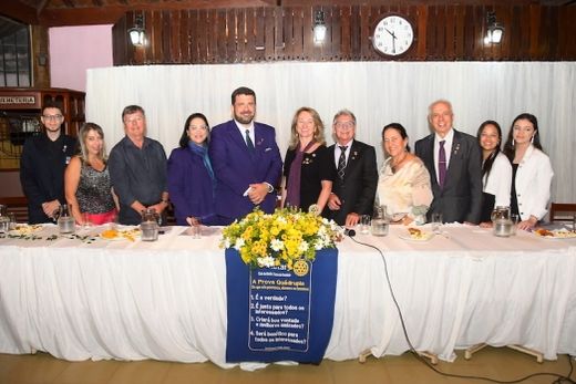 Mesa Diretora. Thiago Jorge, Márcia e Cido Ferrari, Vicente Martins Júnior e Renata da Silva, Zuleica e José Adair Veronesi, Maria Tereza e José Paulo Jabor, Letícia Ribeiro e Isadora Zacaro