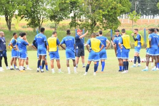 Conversa antes do treino. No início de temporada, os trabalhos são físico-técnico com bola no período da manhã e de condicionamento físico em academia no período da tarde