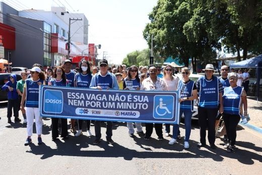 Passeata e panfletagem. Objetivo foi promover conscientização de motoristas quanto às vagas reservadas em estacionamentos