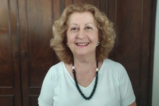 Lidia. "Esse reconhecimento é pelo meu trabalho pioneiro em equipe interdisciplinar no tratamento pré e pós das cirurgias reparadoras; capítulos de Motricidade Orofacial em livros de Fonoaudiolog