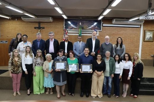 Com os certificados. Solenidade da Câmara homenageou os professores Maria Izabel Moretto Gementi, Lucia Helena Messias Pereira Penitenti e João da Silva Machado