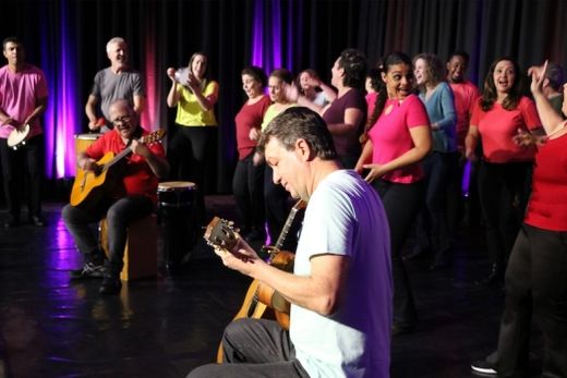 'Mina d'água do meu canto'. Após o período de pandemia, o palco volta a ser o manancial das vozes do Coro e Osso