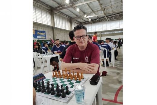 Frare, com a camiseta da equipe de xadrez de Araraquara. Pelo município vizinho, ele foi medalha de ouro nos Jogos Regionais e medalha de bronze nos Jogos Abertos