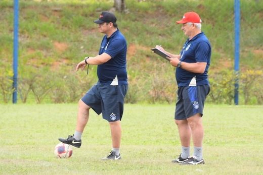 O auxiliar-técnico Rúbio Alencar e o treinador Fahel Júnior. Além dos treinos físico-técnico desde o dia 25, Matonense começou a preparação tática nessa semana