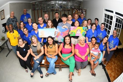 Premiação. Os três primeiros colocados, com a direção e a Comissão do Concurso 'Cartaz da Paz' do Lions-Matão