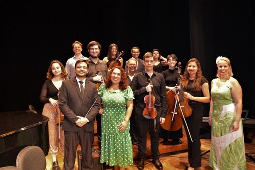 Integrantes da Orquestra Jovem de Matão com o pianista Lucas de Paula. Concerto contou com a soprano Valéria Santos e a mezzo soprano Lucélia Santos