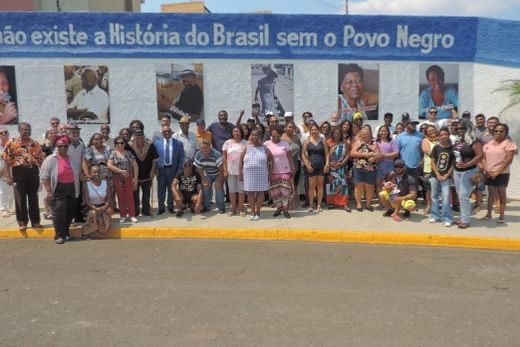 Na galeria da Praça 'Waldemar Primo Pinotti'. Autoridades com familiares das homenageadas e convidados