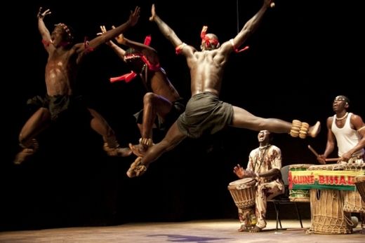 Expressão cultural. Músicas e danças tradicionais do país da África ocidental foram apresentadas
