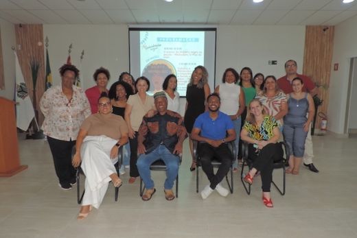 Reunidos. A mediadora Gabriela Pereira e os debatedores João Bento (Cucão), Fagner de Souza e Adreana Santana com os participantes do evento, no dia 16