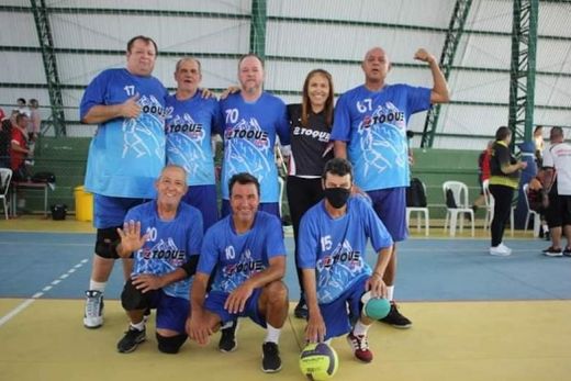 Em Guaratinguetá. Em pé: Marcão, Tião, Coelho, Nadir (treinadora) e Paulão; agachados: Luizinho, Zezinho e Fabinho