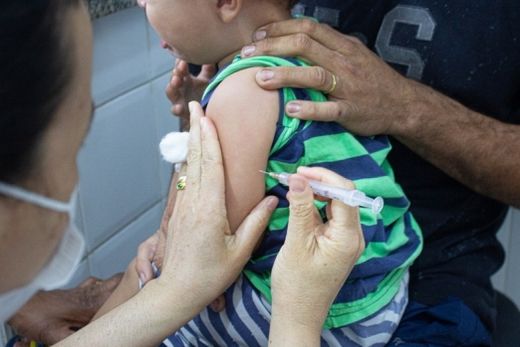 Vacinação. Após a primeira aplicação deve haver um intervalo de 4 semanas para aplicar a segunda dose