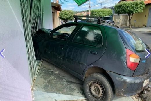 Carro invade salão. Acidente aconteceu na manhã desta quinta-feira (24)