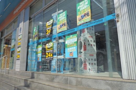 Cartazes. Promoções da Black Friday vêm sendo anunciadas com antecedência pelos estabelecimentos comerciais